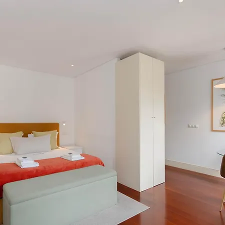 Liiiving In Apartment Porto